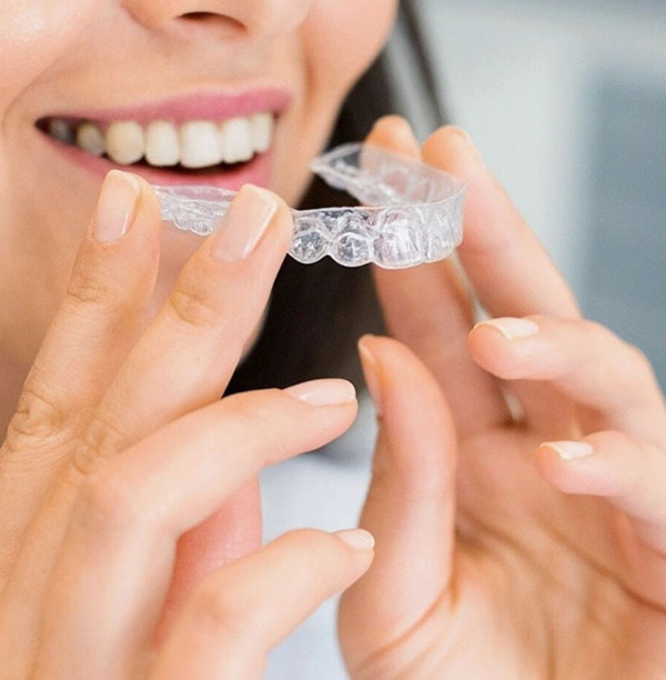 Invisalign Paris : le traitement orthodontique invisible pour révéler votre sourire