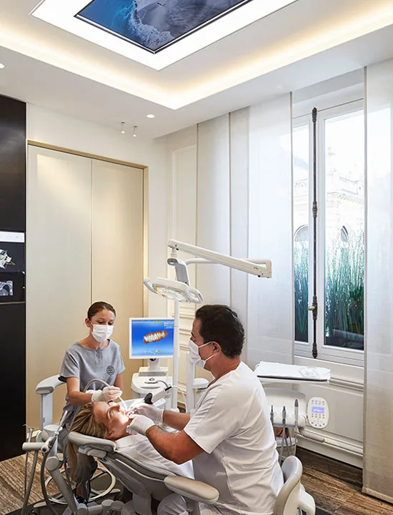 Le chirurgien dentiste utilise un laser qui produit un faisceau intense et étroit d'une seule longueur d'onde