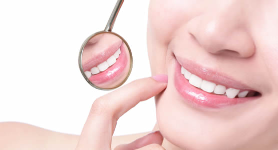Inspection minutieuse par un dentiste