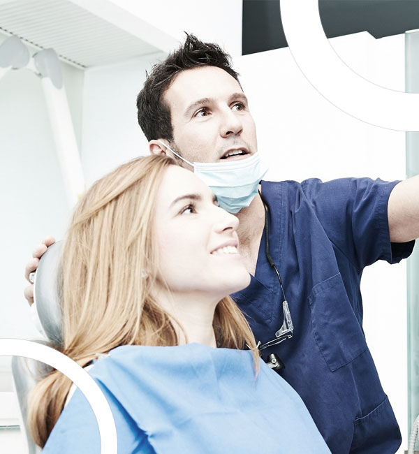 Le chirurgien dentiste contrôle la régénération osseuse guidée suite à l'intervention en cabinet dentaire